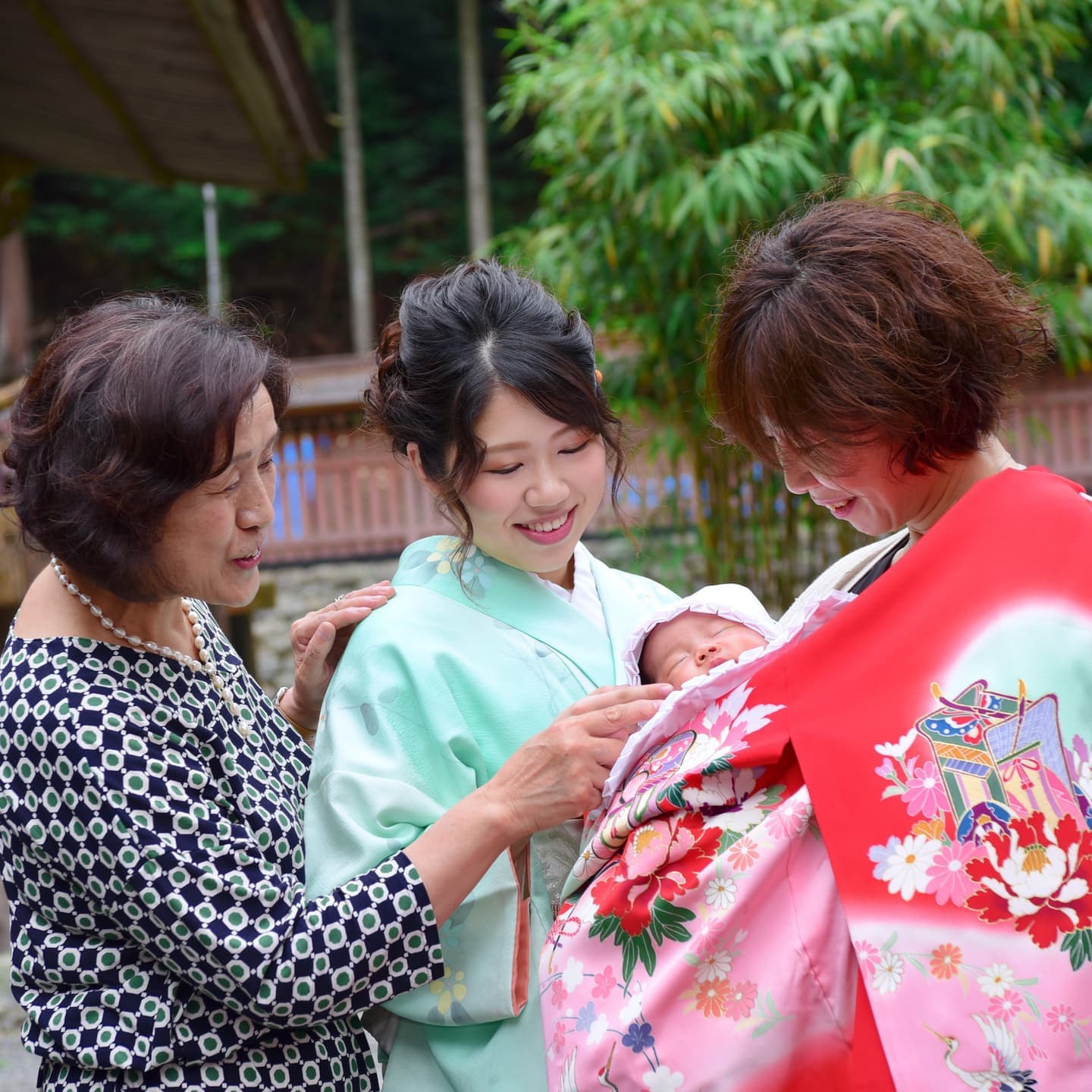 日吉大社でお宮参りをした赤ちゃんと家族