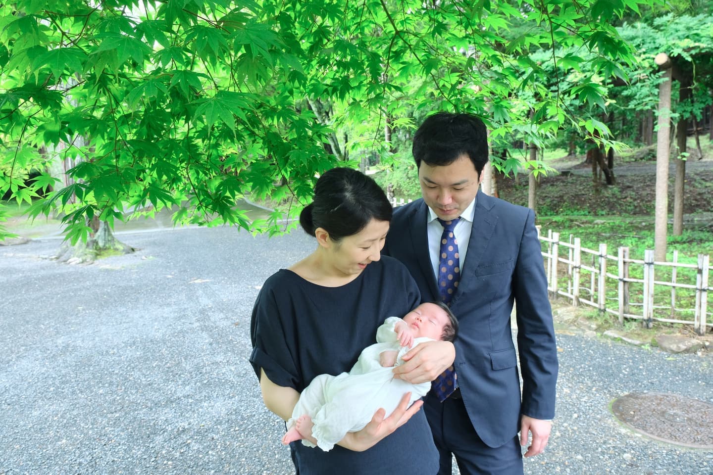 大原野神社でお宮参りの赤ちゃんとパパとママの家族