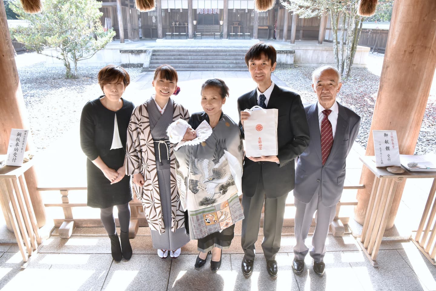 吉野神宮でお宮参りをした赤ちゃんと家族