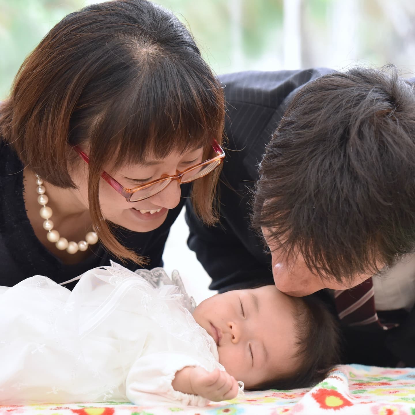 廣田神社でお宮参りをした赤ちゃんと家族