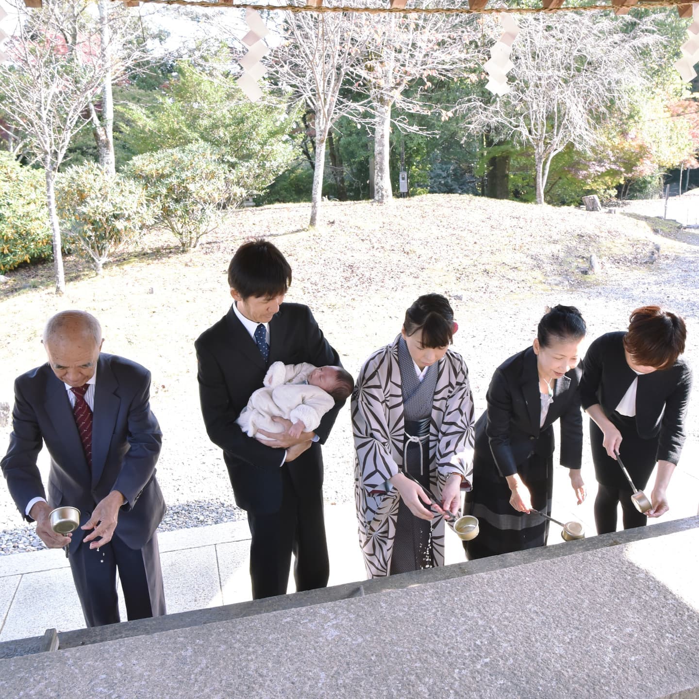 吉野神宮でお宮参りをした赤ちゃんと家族