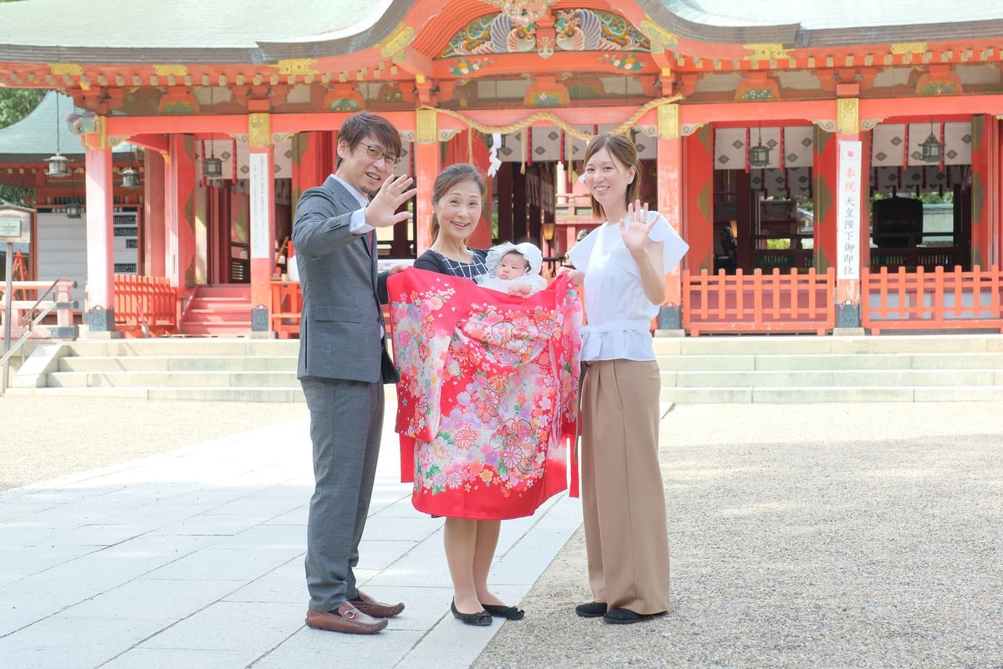 長田神社でお宮参りをした赤ちゃんと家族