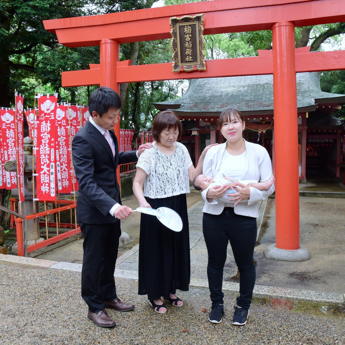 長田神社でお宮参りをした赤ちゃんと家族
