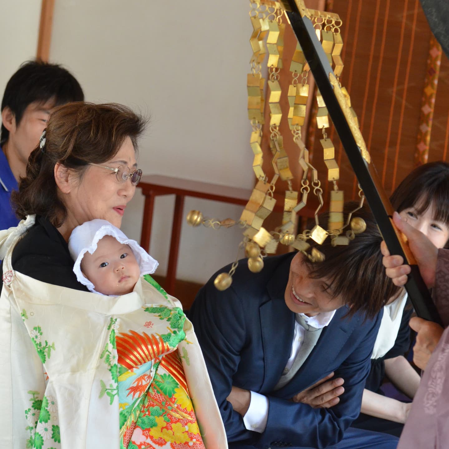本住吉神社でお宮参りをした赤ちゃんと家族