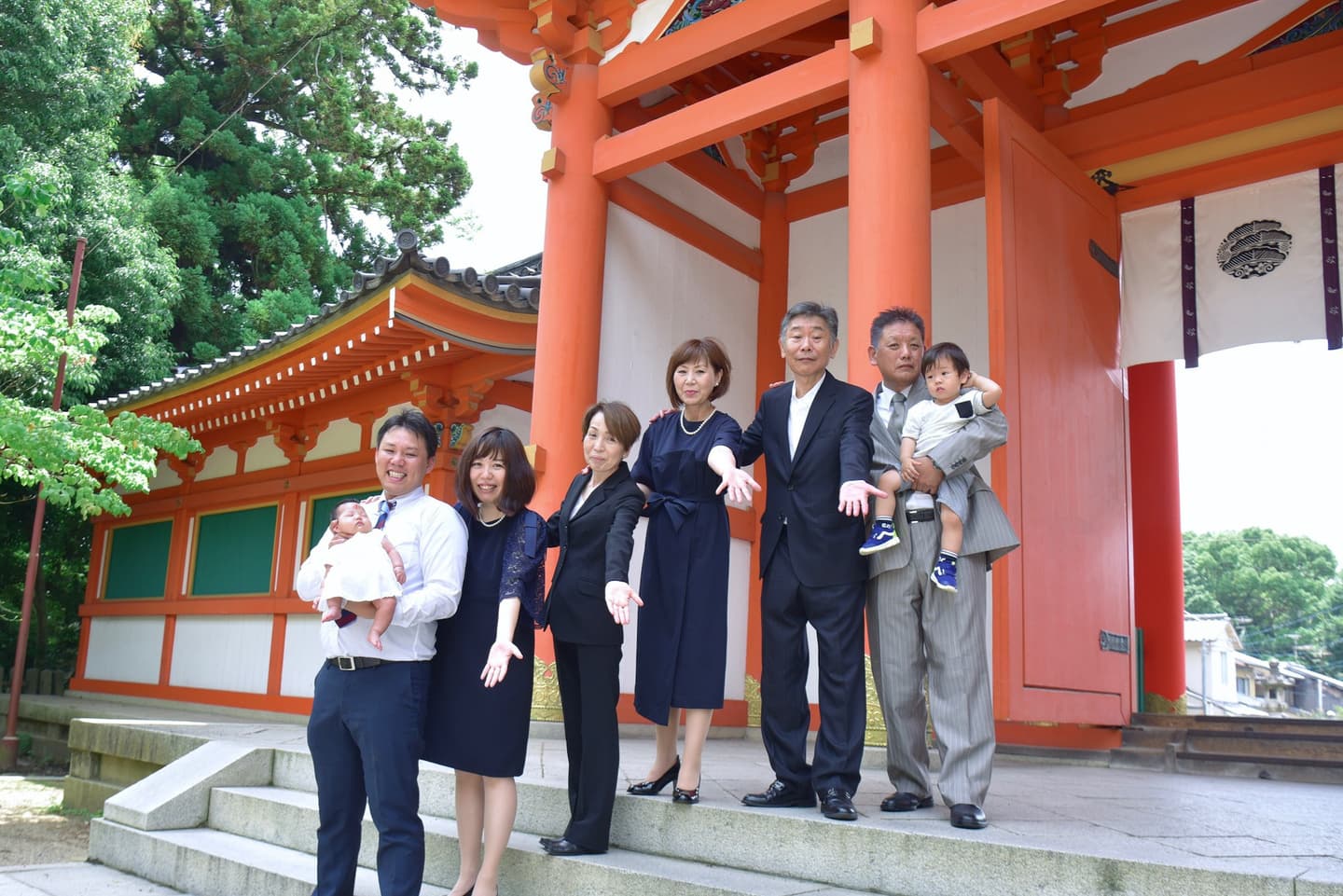 今宮神社でお宮参りをした赤ちゃんと家族