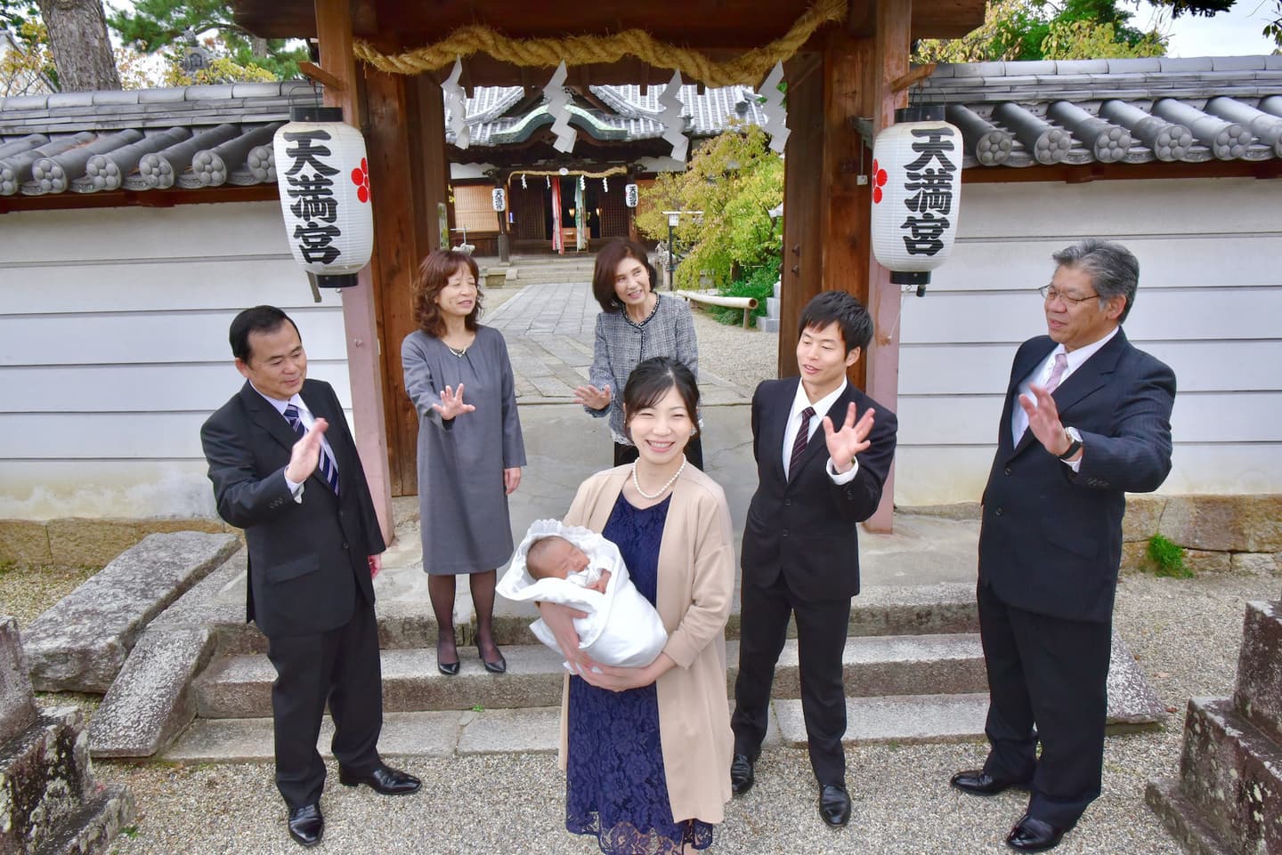 菅原天満宮でお宮参りをした赤ちゃんと家族