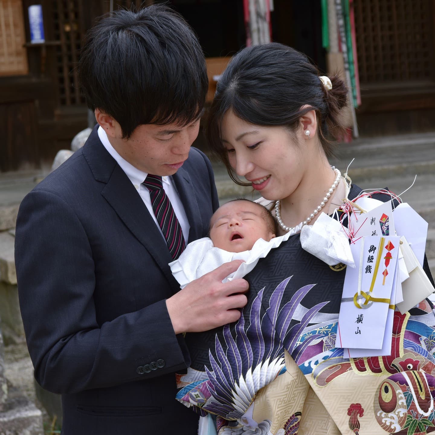 菅原天満宮でお宮参りをした赤ちゃんと家族