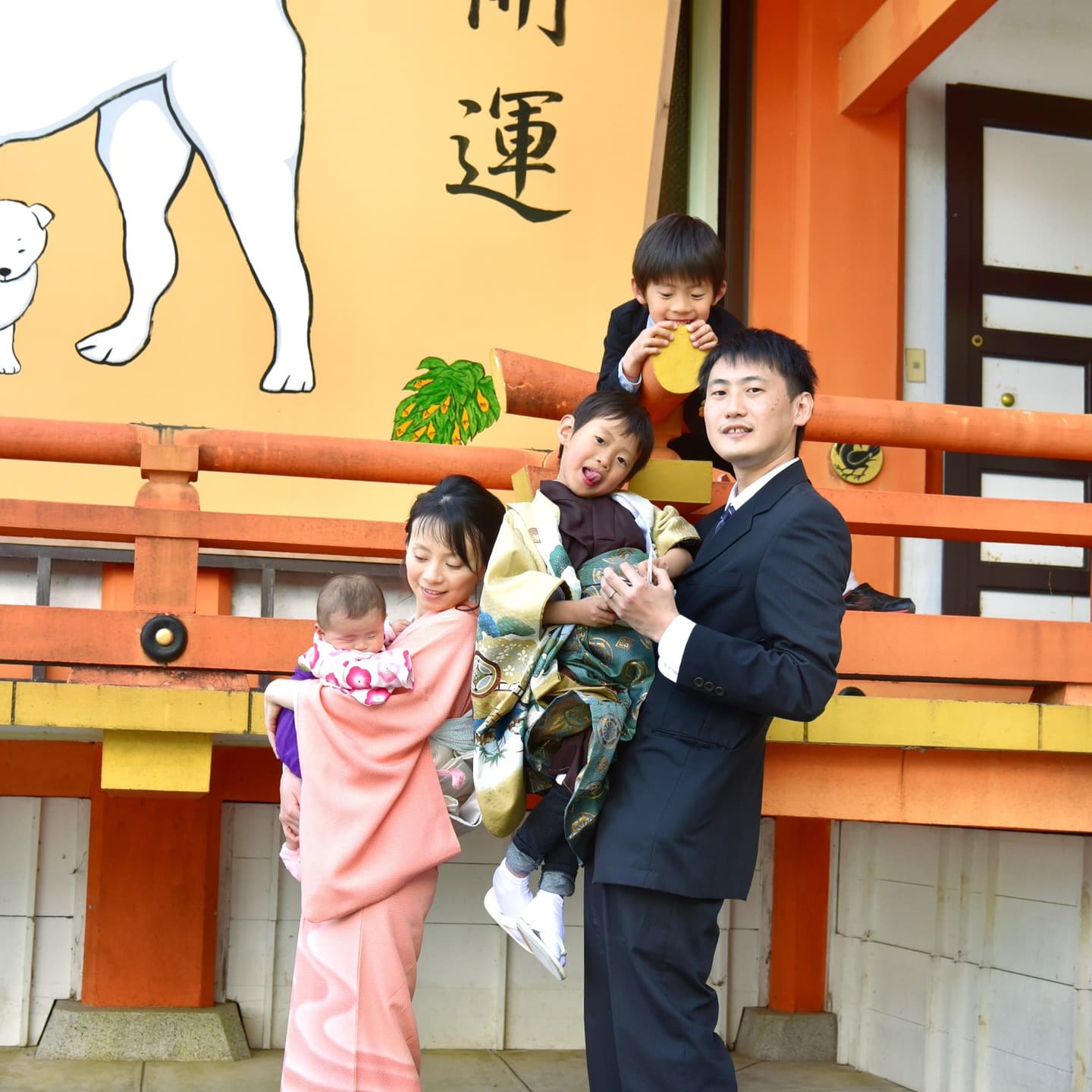 熊野那智大社でお宮参りをした赤ちゃんと家族