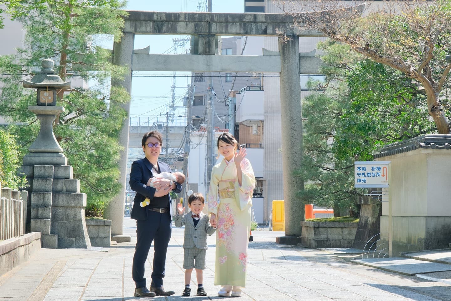 城南宮でお宮参りの赤ちゃん