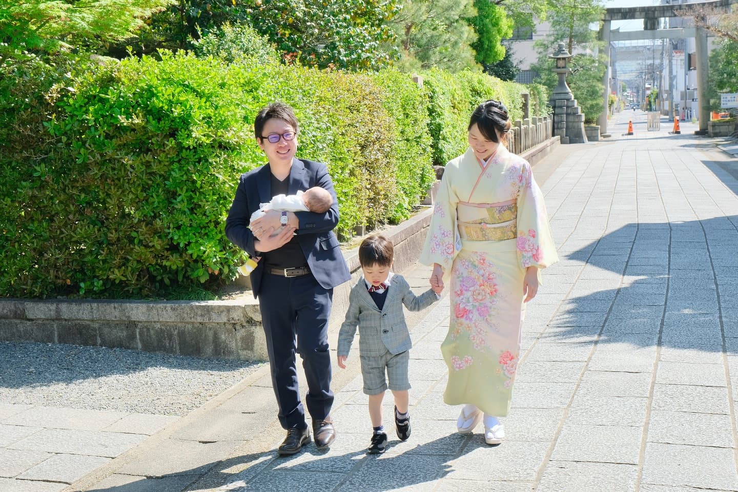 城南宮でお宮参りの赤ちゃんと家族
