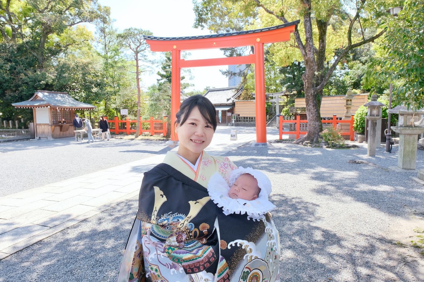 城南宮でお宮参りの赤ちゃんと家族