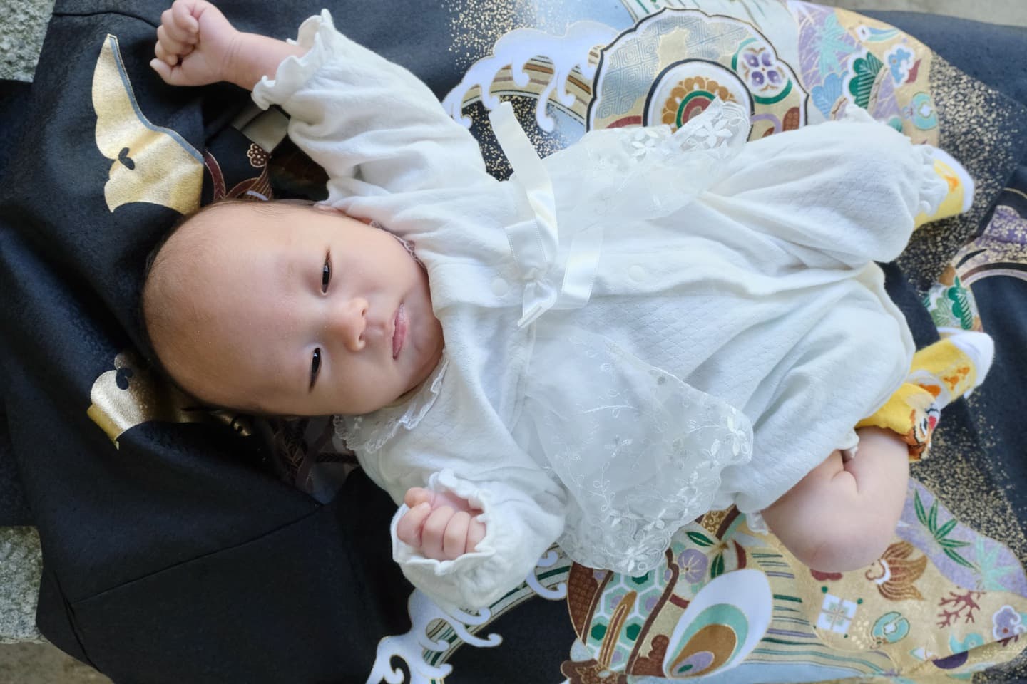 城南宮でお宮参りの赤ちゃんと家族