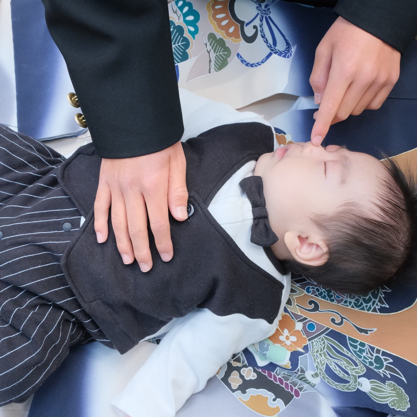 建部大社でお宮参りをした赤ちゃんと家族