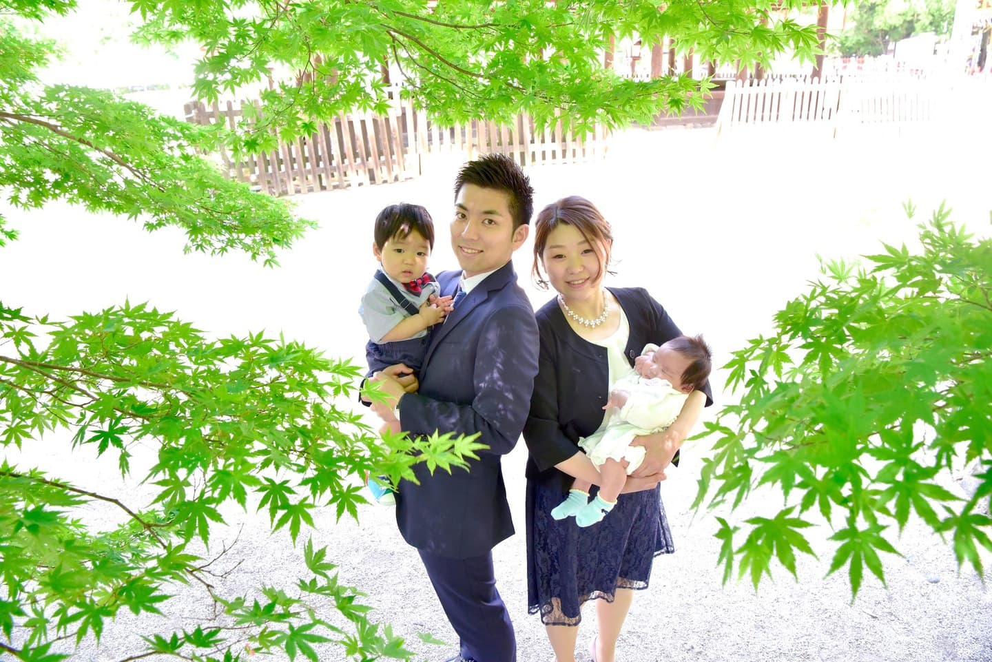 神社でお宮参りをした赤ちゃんと家族