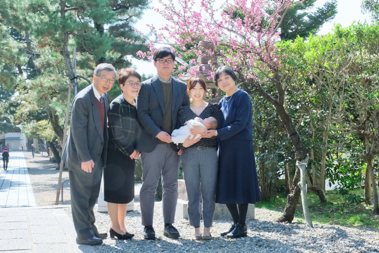 御香宮神社でお宮参りをしている家族