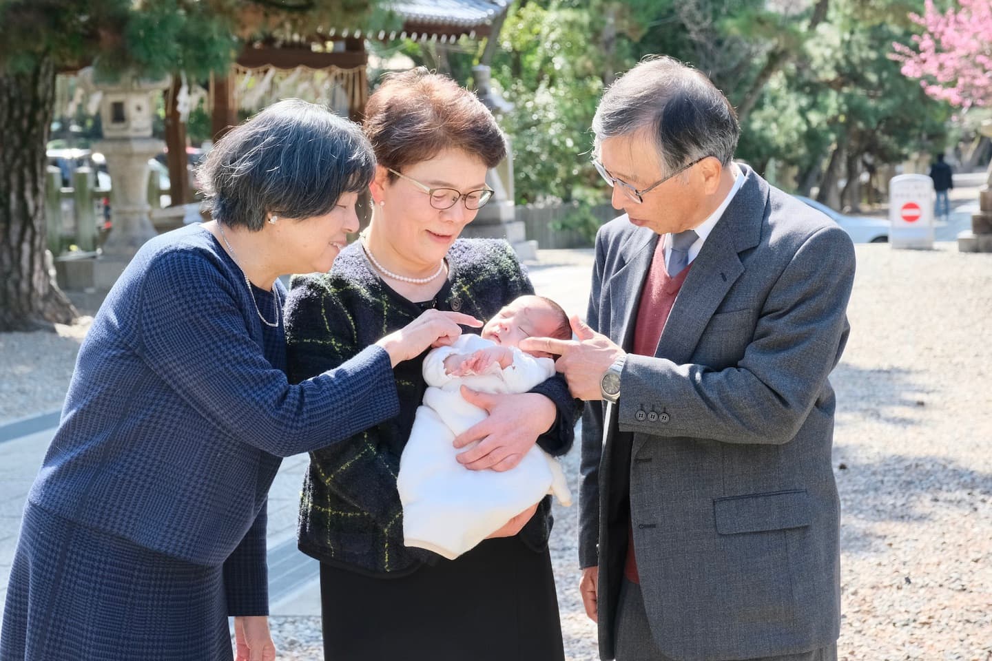 御香宮神社でお宮参りをしている家族