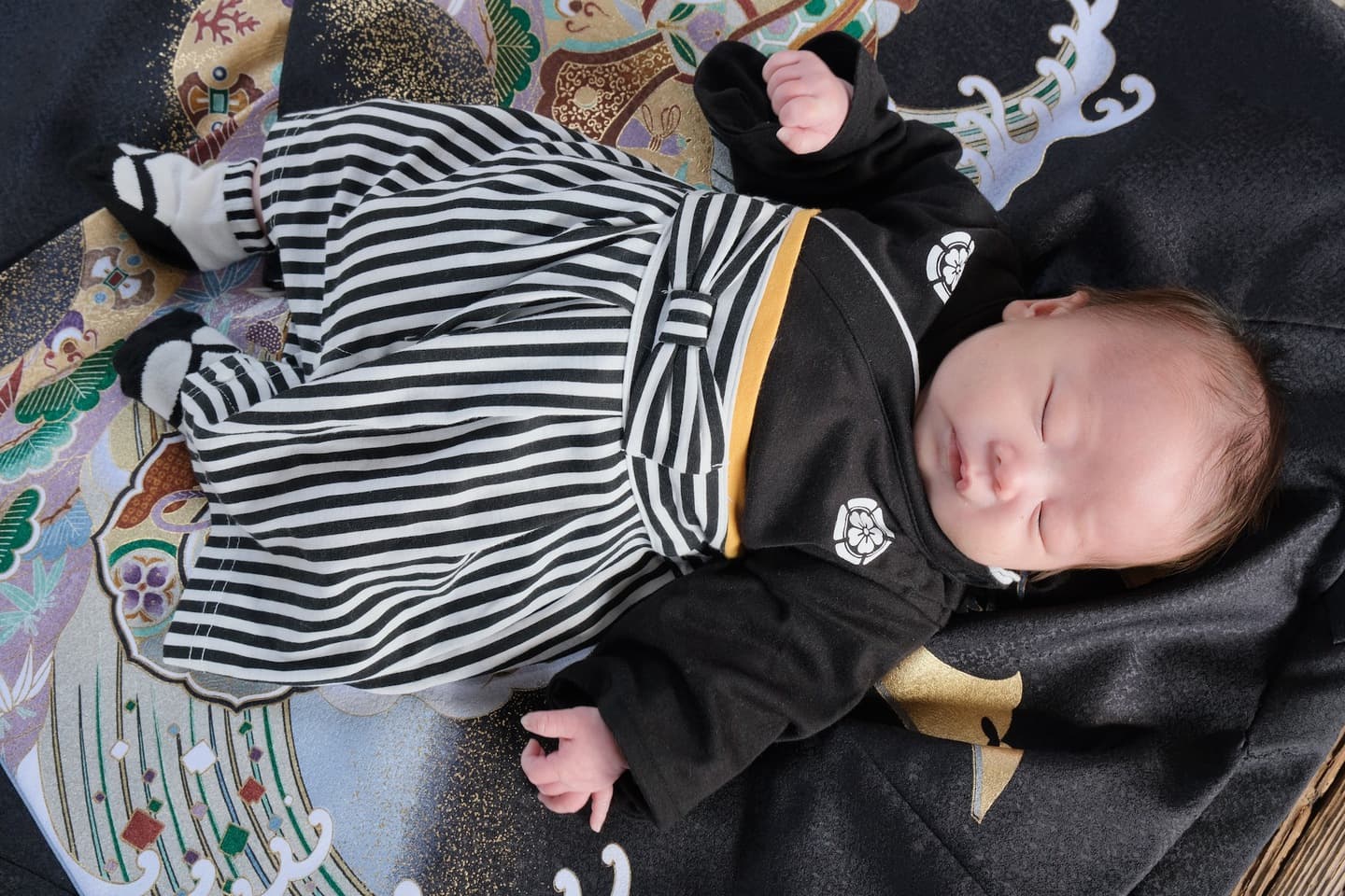 御香宮神社でお宮参りをしている家族