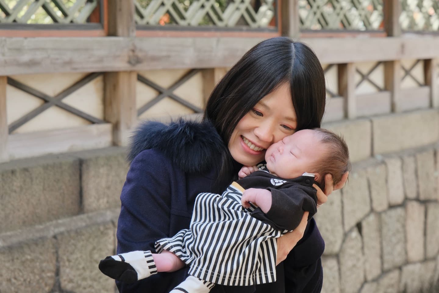 御香宮神社でお宮参りをしている家族