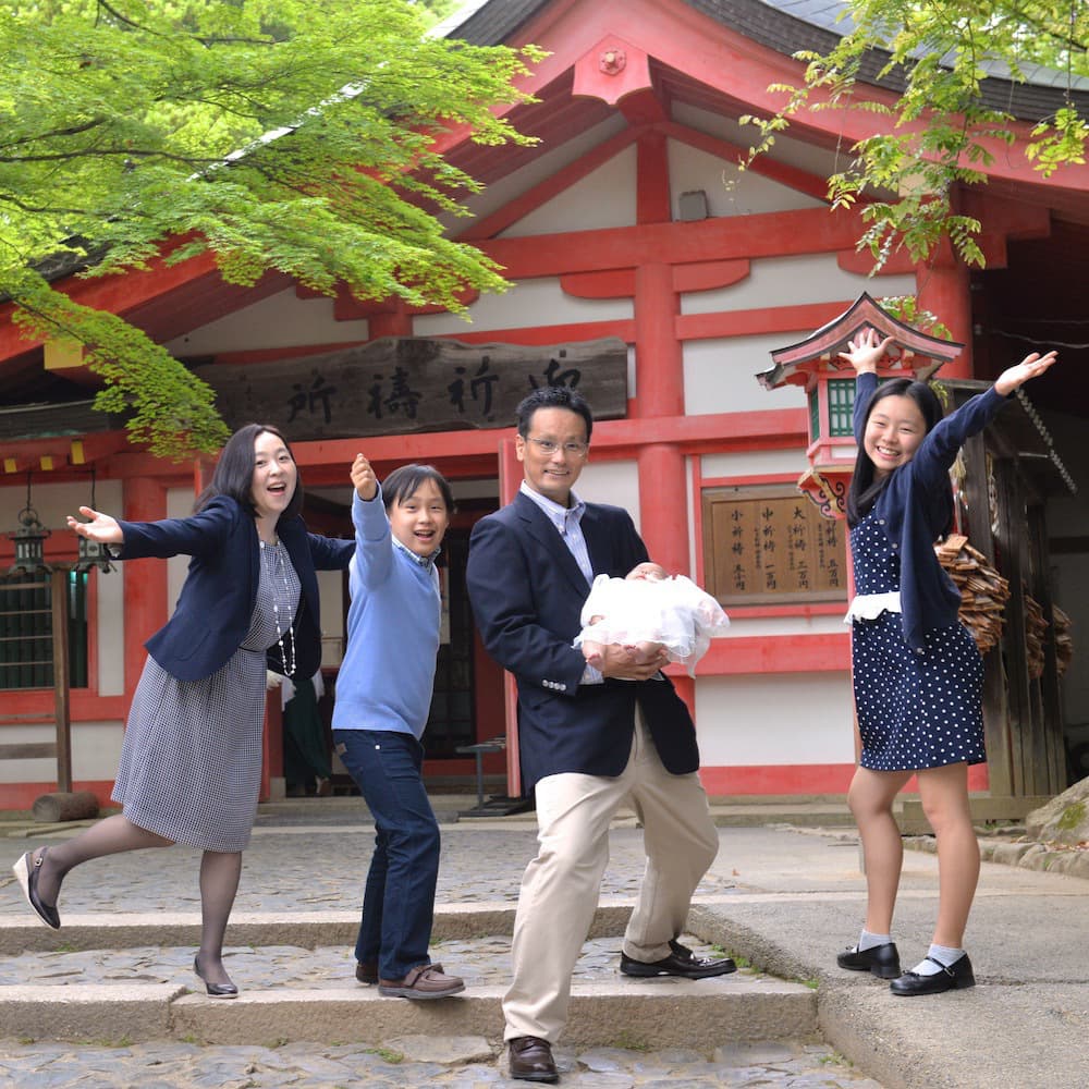 神社にお宮参りに来た赤ちゃん