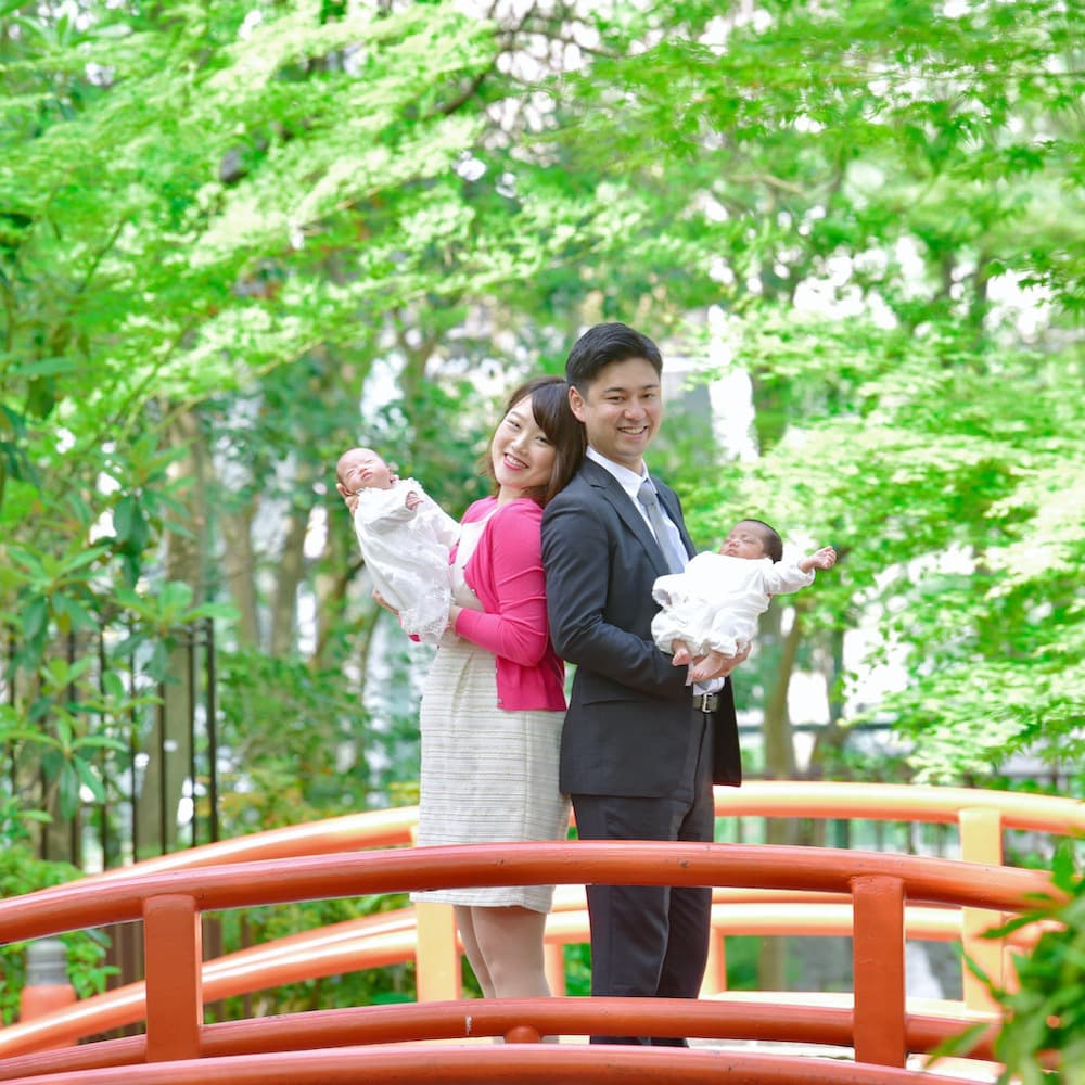 神社にお宮参りに来た赤ちゃん