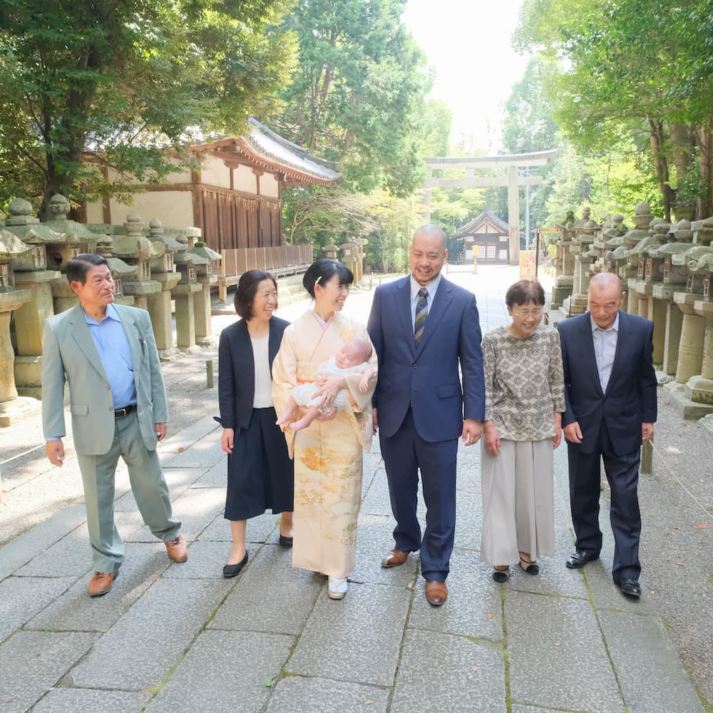 神社にお宮参りに来た赤ちゃん