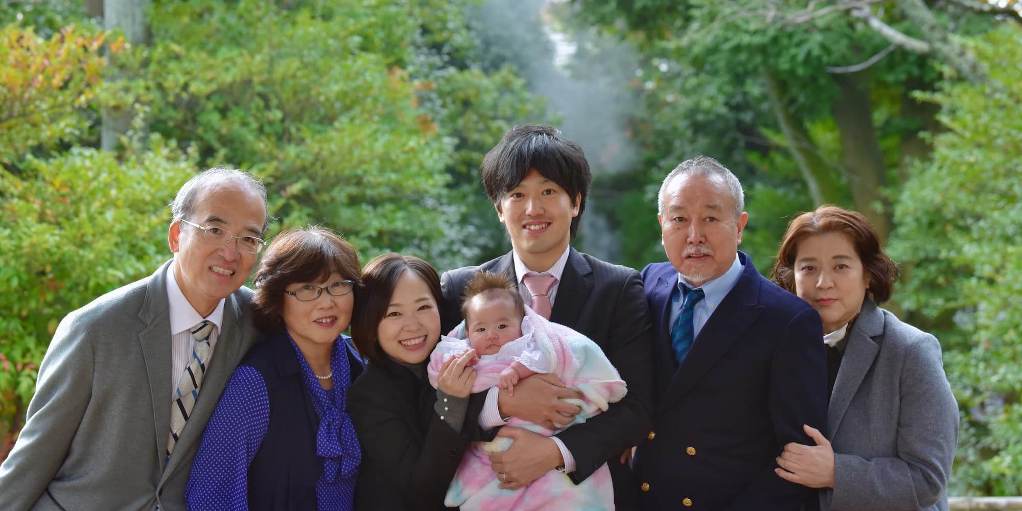 神社にお宮参りに来た赤ちゃん