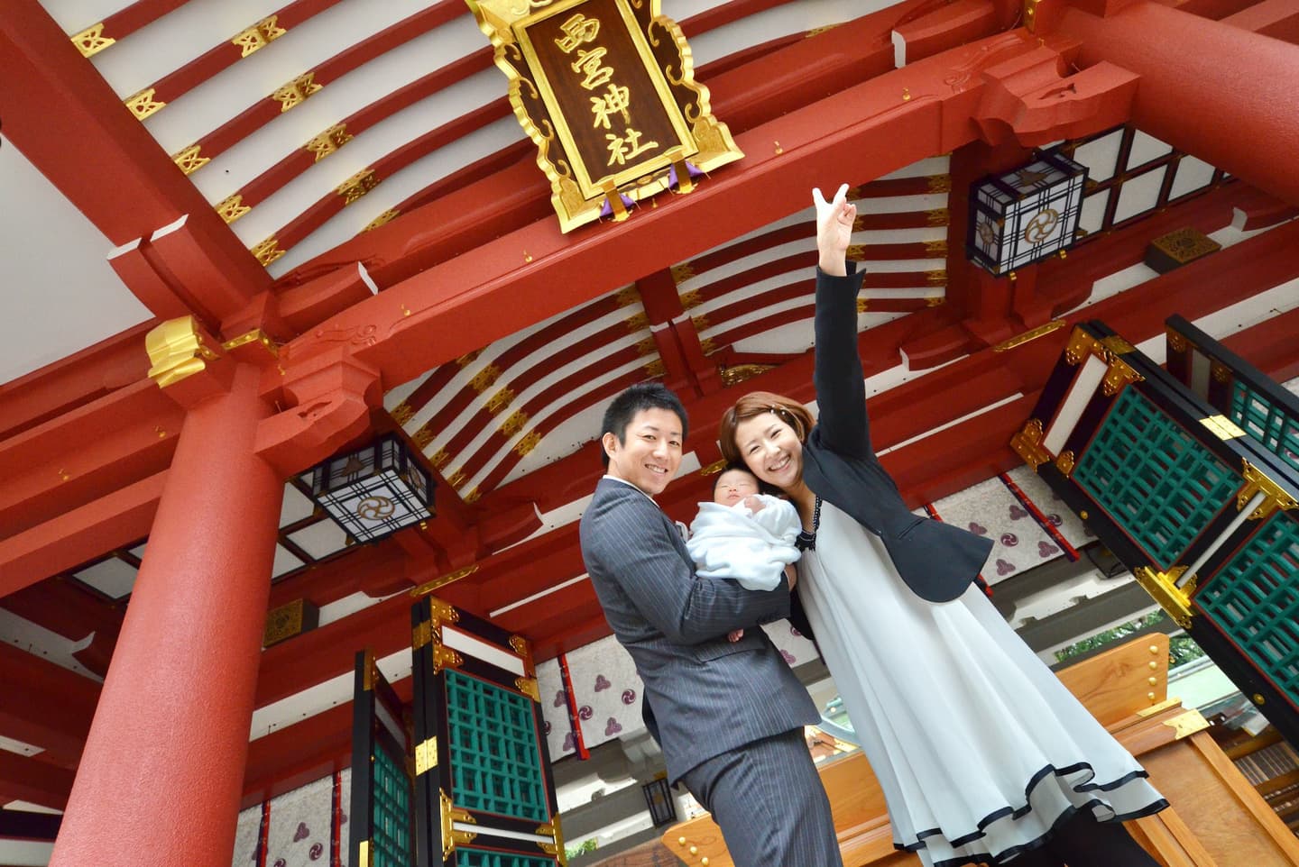 西宮神社でお宮参りの赤ちゃん