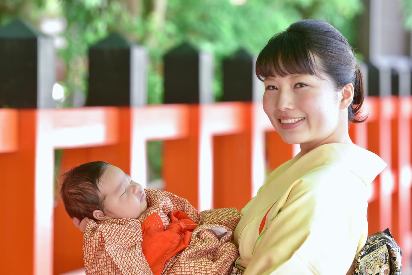 着物を着たお母さんと赤ちゃん