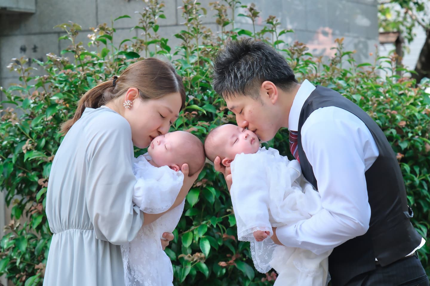 泉穴師神社でお宮参りをしている家族
