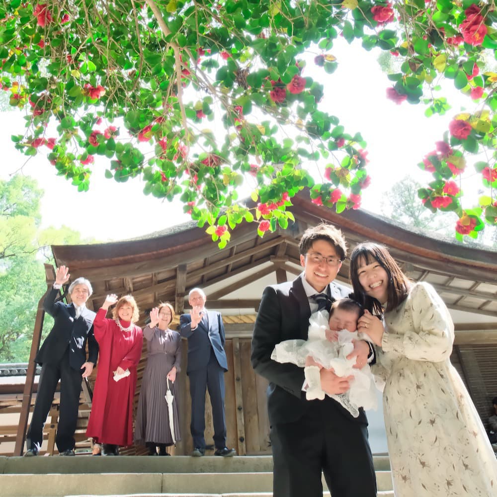 神社にお宮参りに来た赤ちゃん