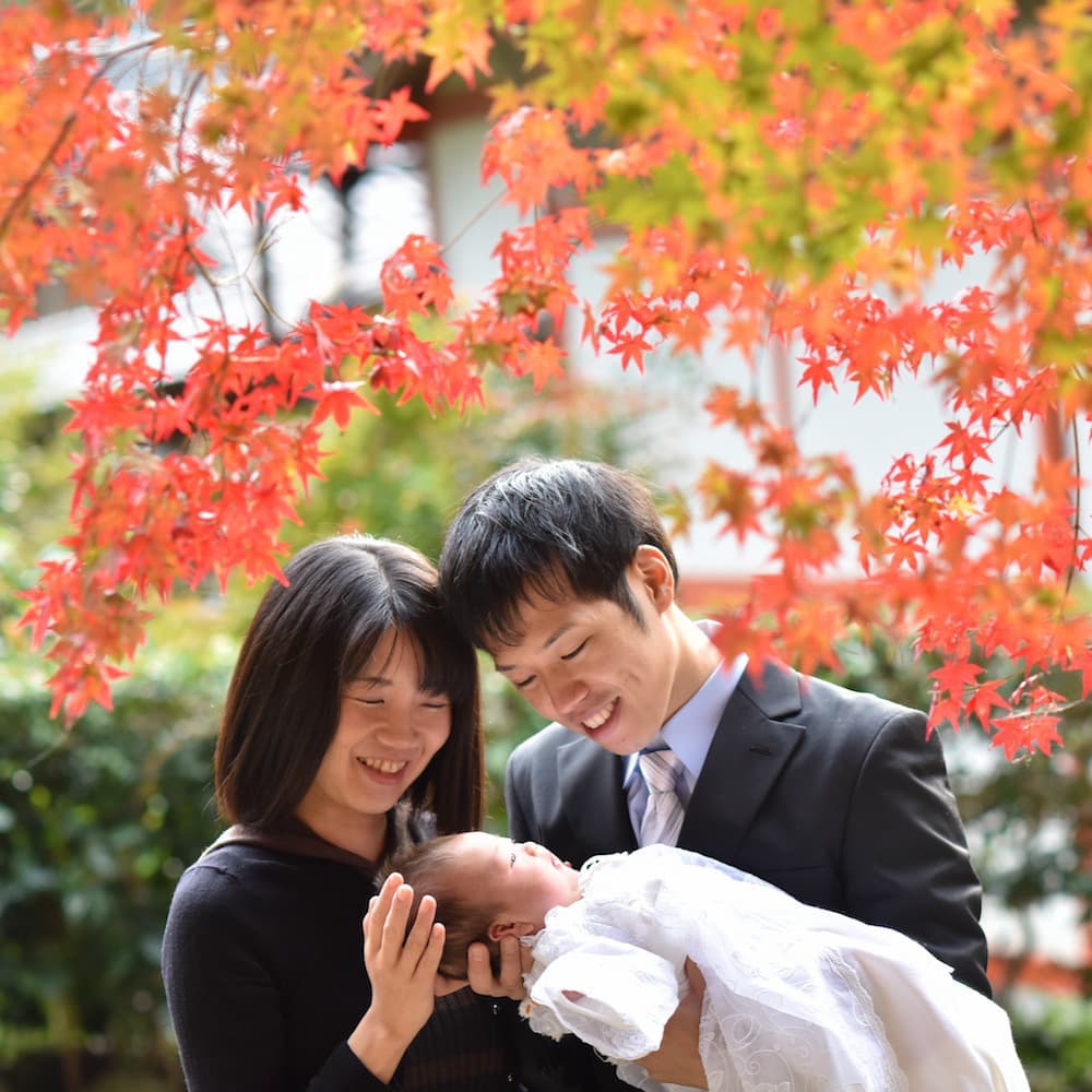 神社にお宮参りに来た赤ちゃん