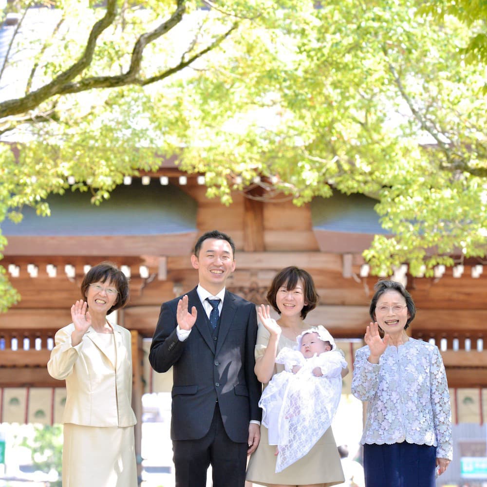 神社にお宮参りに来た赤ちゃん