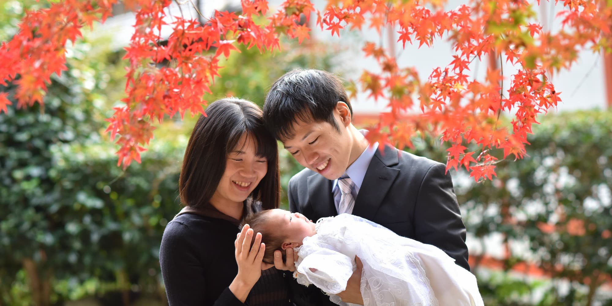 神社にお宮参りに来た赤ちゃん