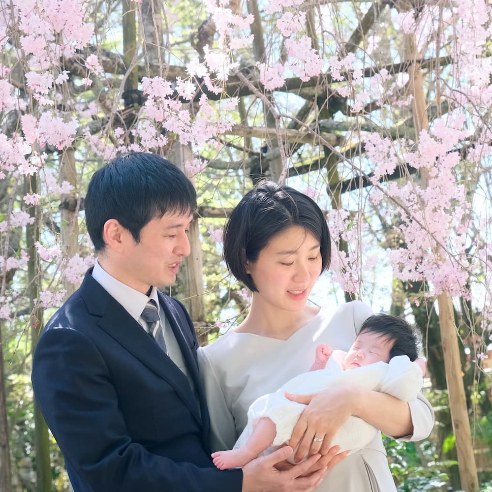 神社にお宮参りに来た赤ちゃん