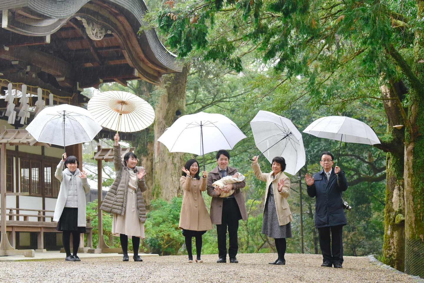 雨の日の神社でのお宮参り
