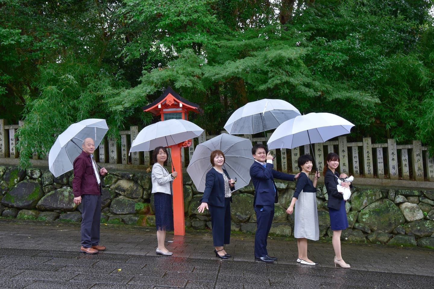 雨の日の神社でのお宮参り