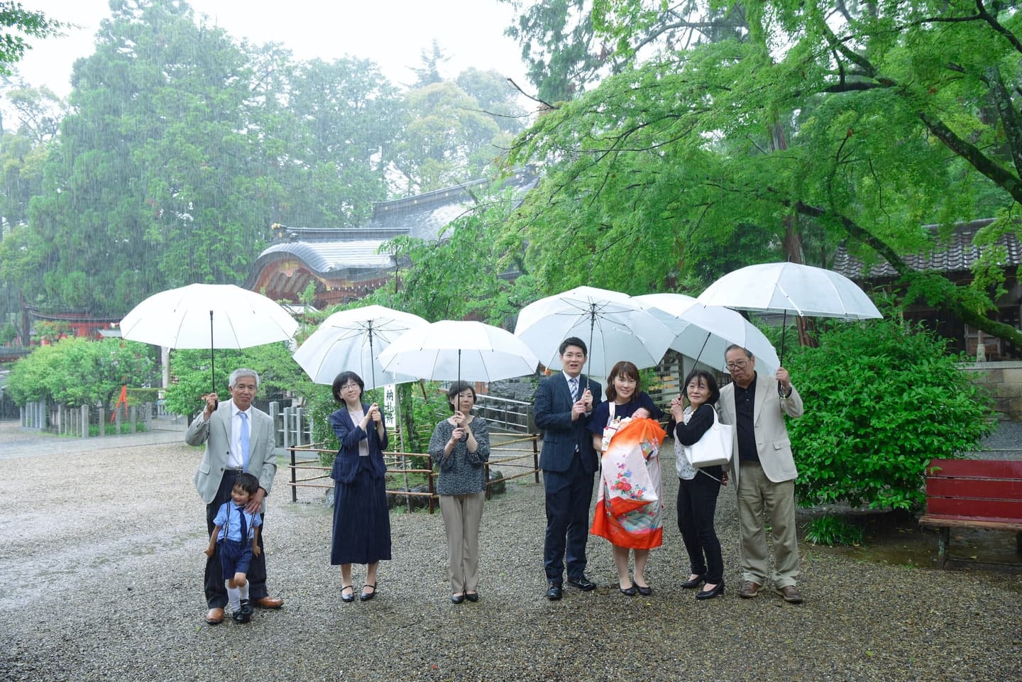 雨の日の神社でのお宮参り
