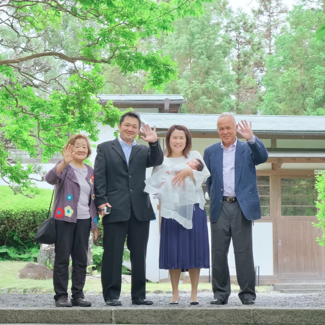 大神神社でお宮参りの赤ちゃん