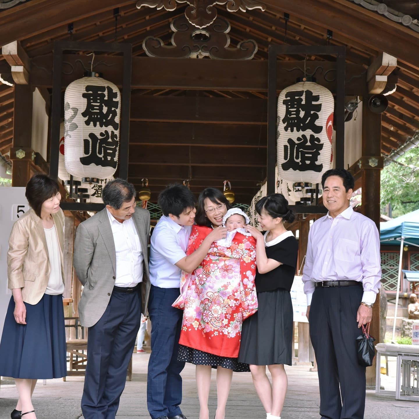 御香宮神社でお宮参りの赤ちゃん
