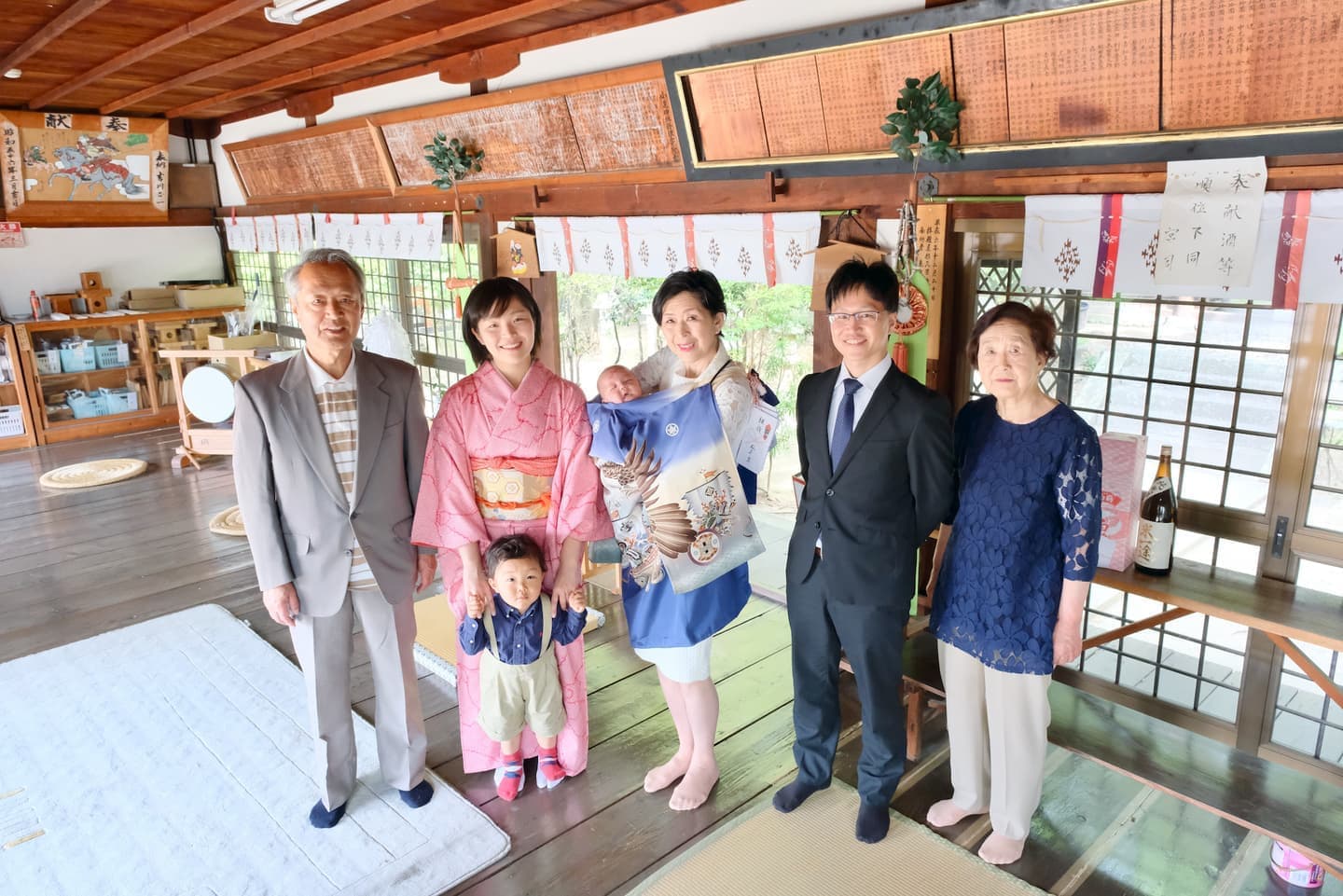 小泉神社でお宮参りをした赤ちゃんと家族