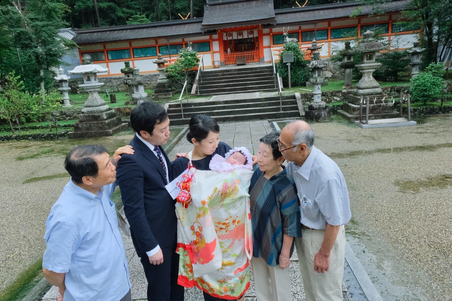 大原野神社でお宮参りの赤ちゃんとパパとママの家族