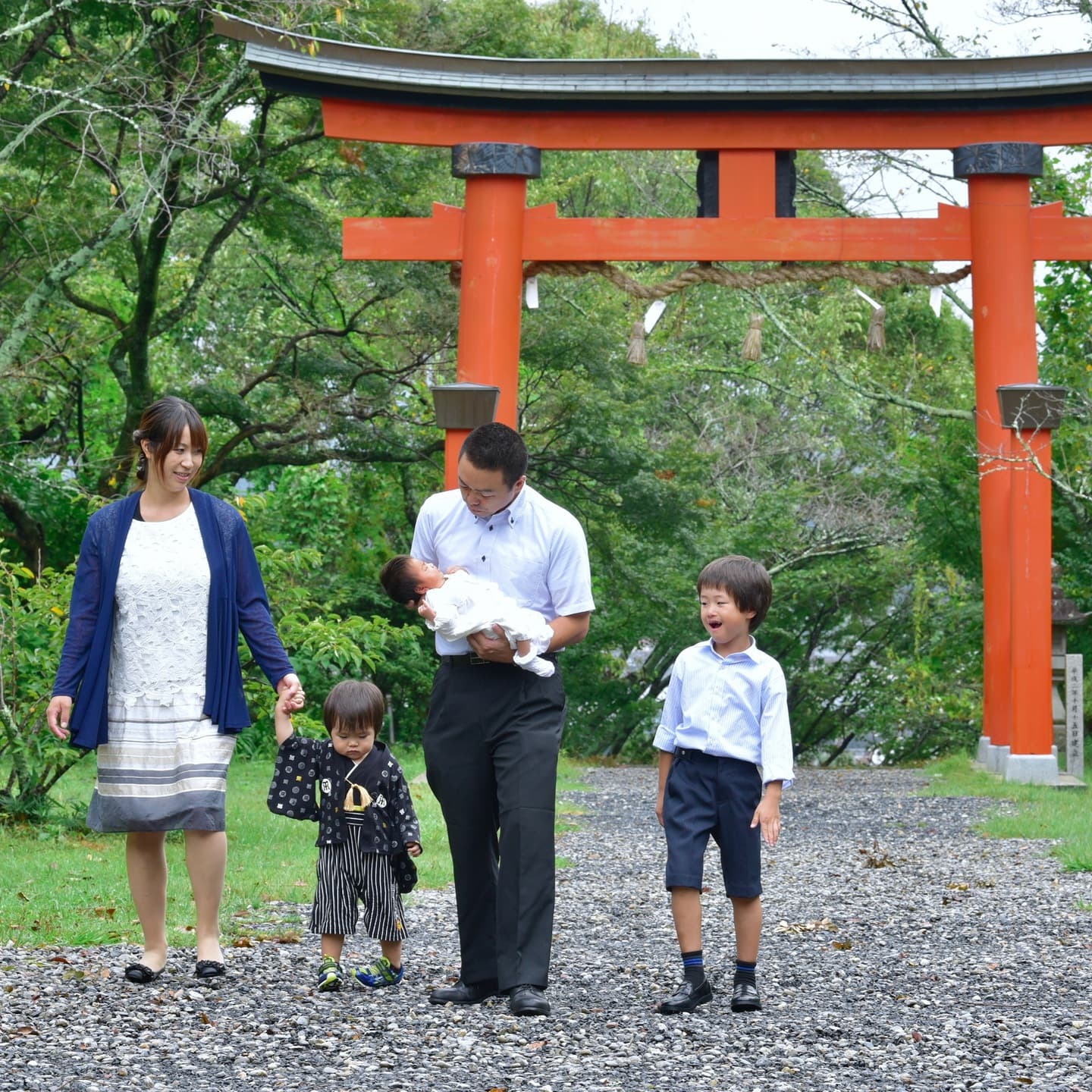 丹生官省符神社でお宮参りをした赤ちゃんと家族