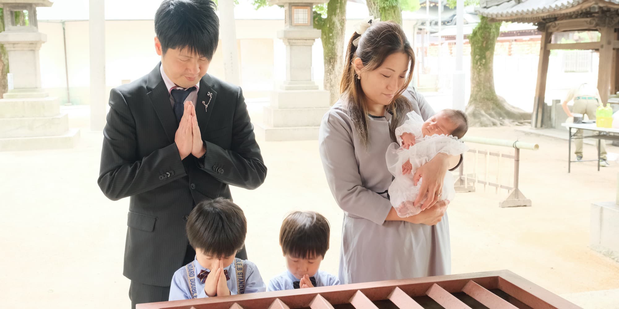 神社にお宮参りに来た赤ちゃん