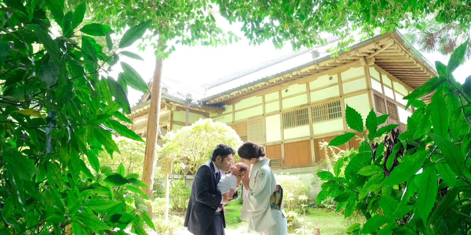 神社にお宮参りに来た赤ちゃん