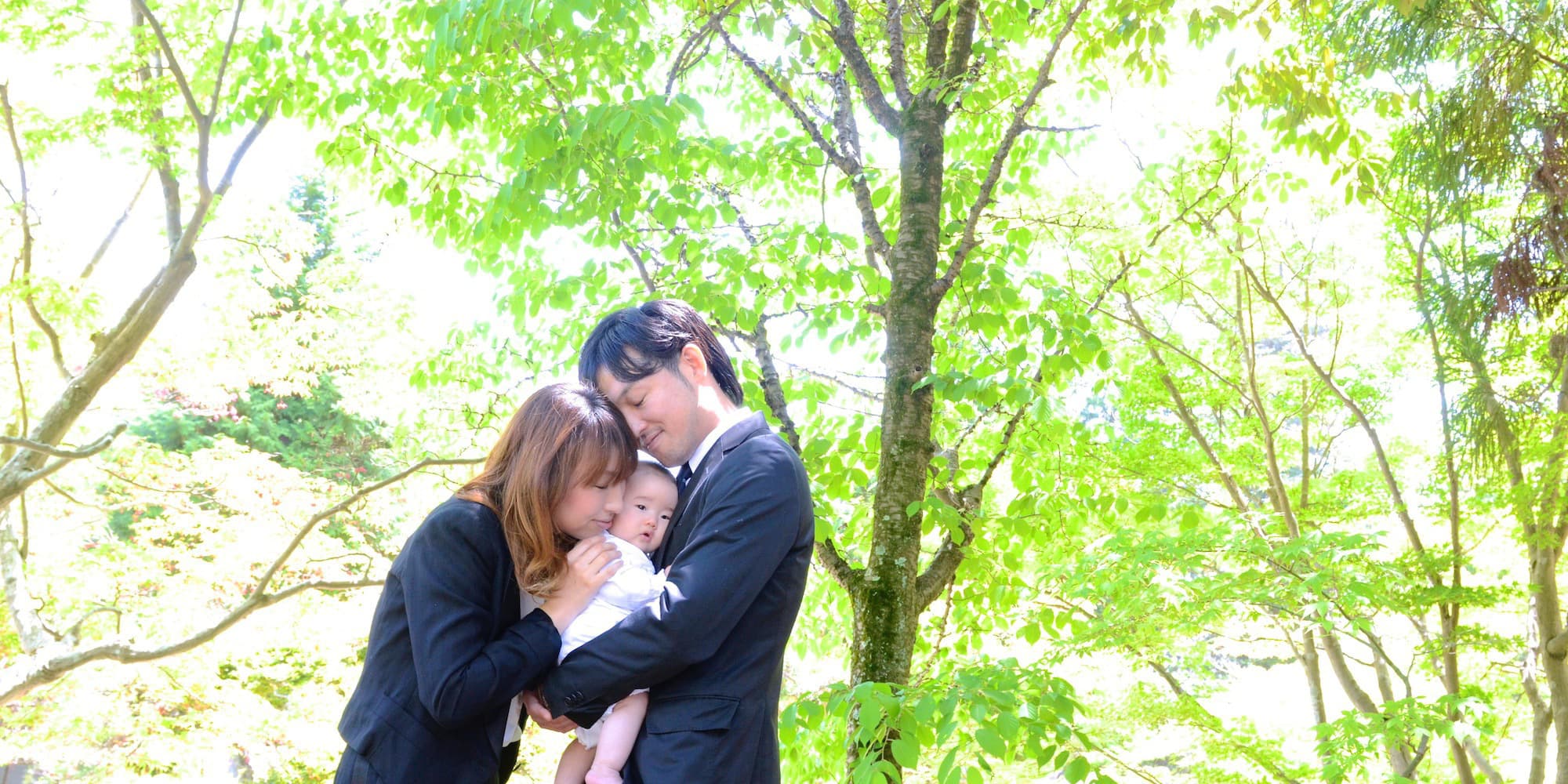神社にお宮参りに来た赤ちゃん