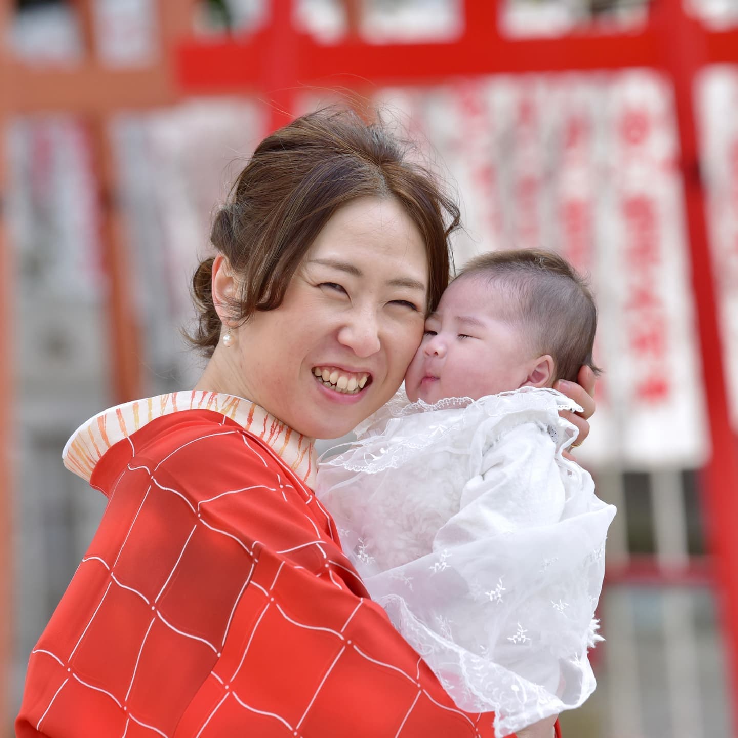 岸城神社でお宮参りをした赤ちゃんと家族