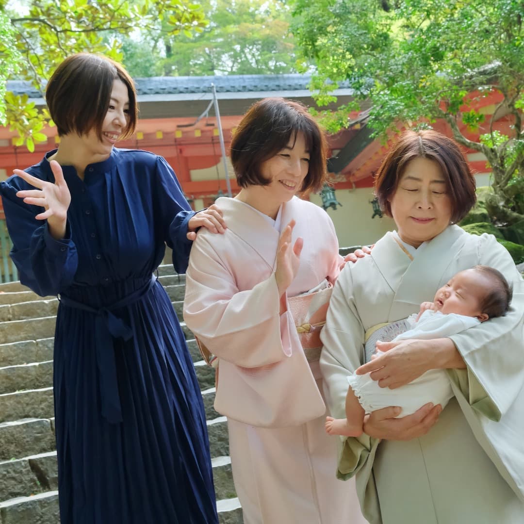 春日大社でお宮参りの赤ちゃん