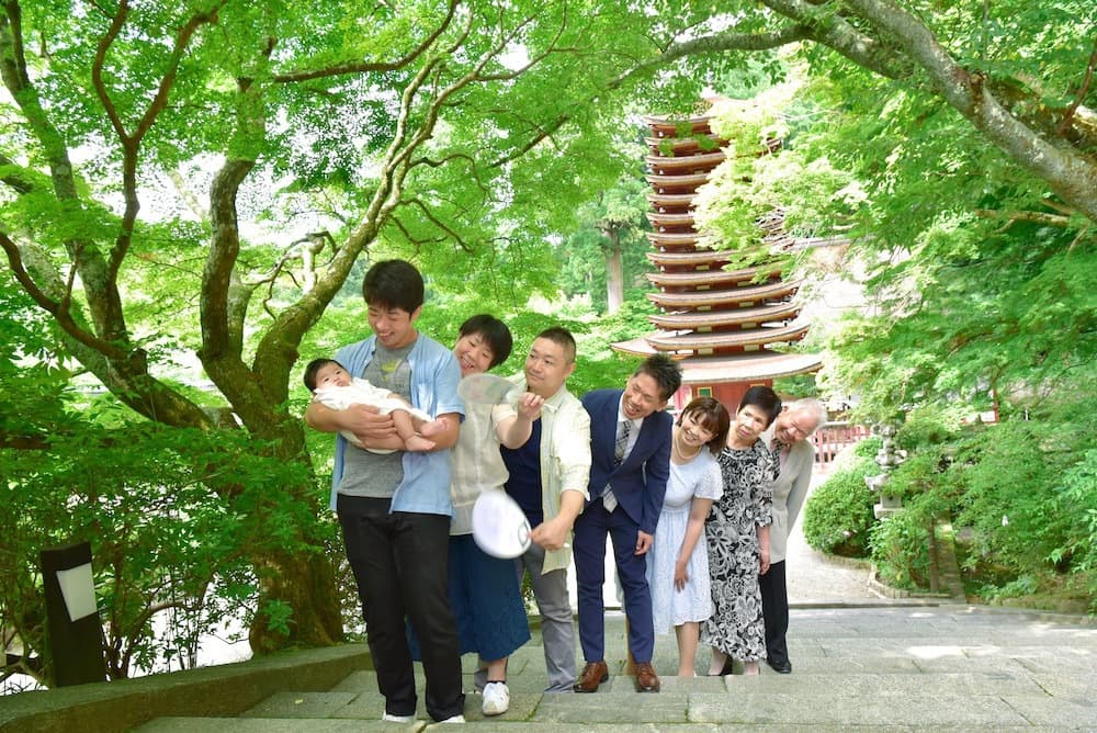 奈良の神社でのお宮参りの写真