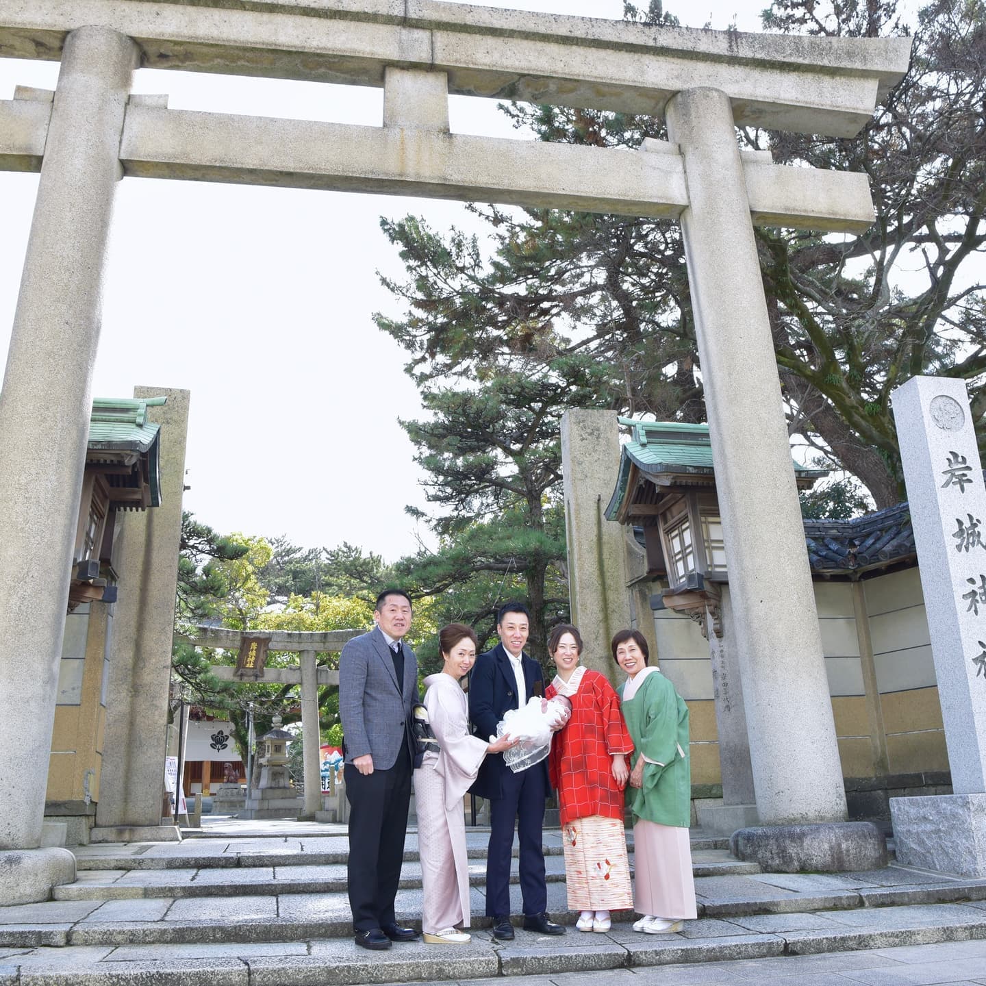 岸城神社でお宮参りをした赤ちゃんと家族