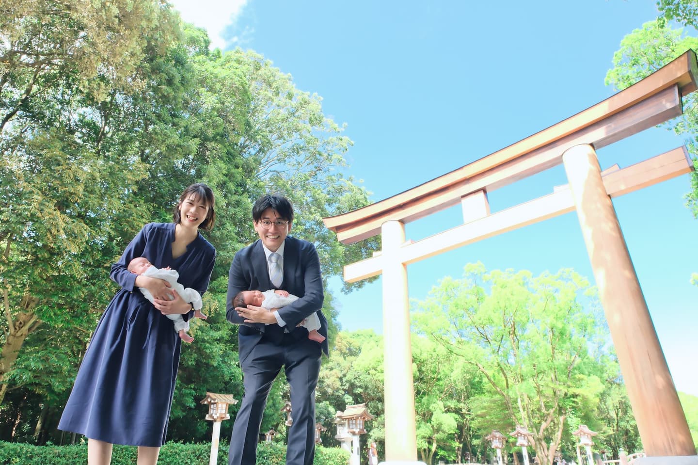 橿原神宮でお宮参りの赤ちゃんの家族写真